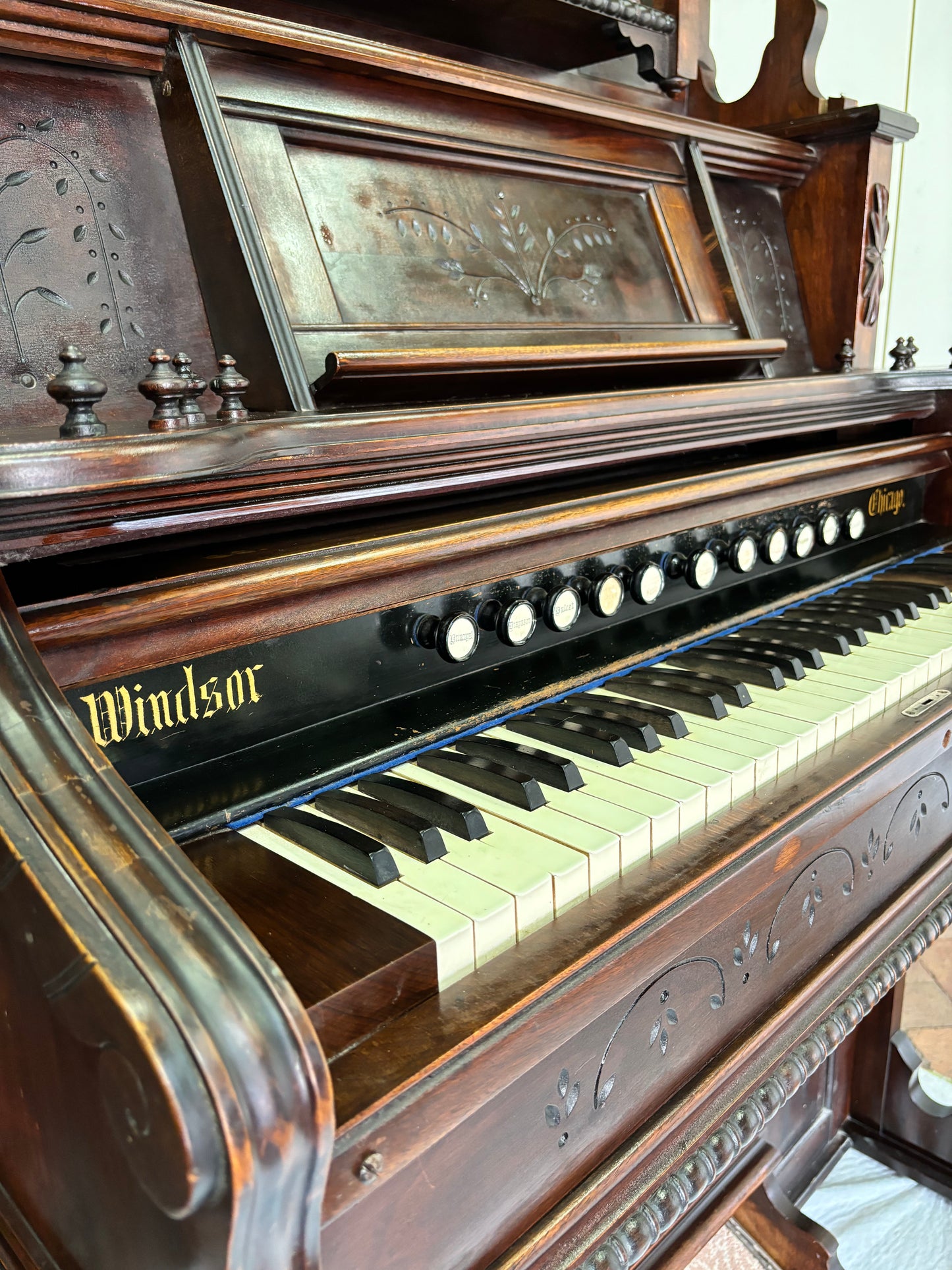 Upright Victorian Style Windsor Pump Organ, Made in Chicago c1890s