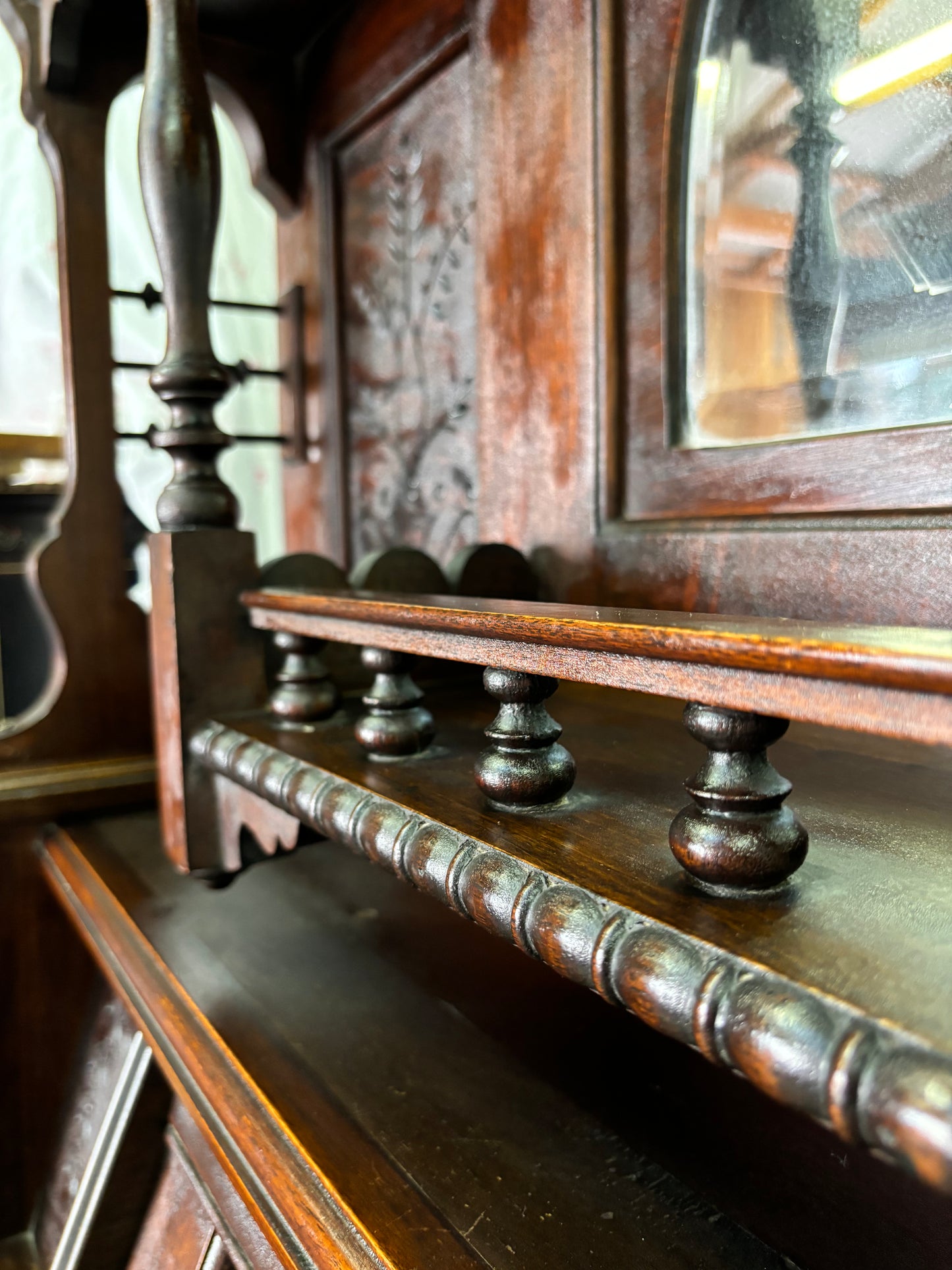 Upright Victorian Style Windsor Pump Organ, Made in Chicago c1890s