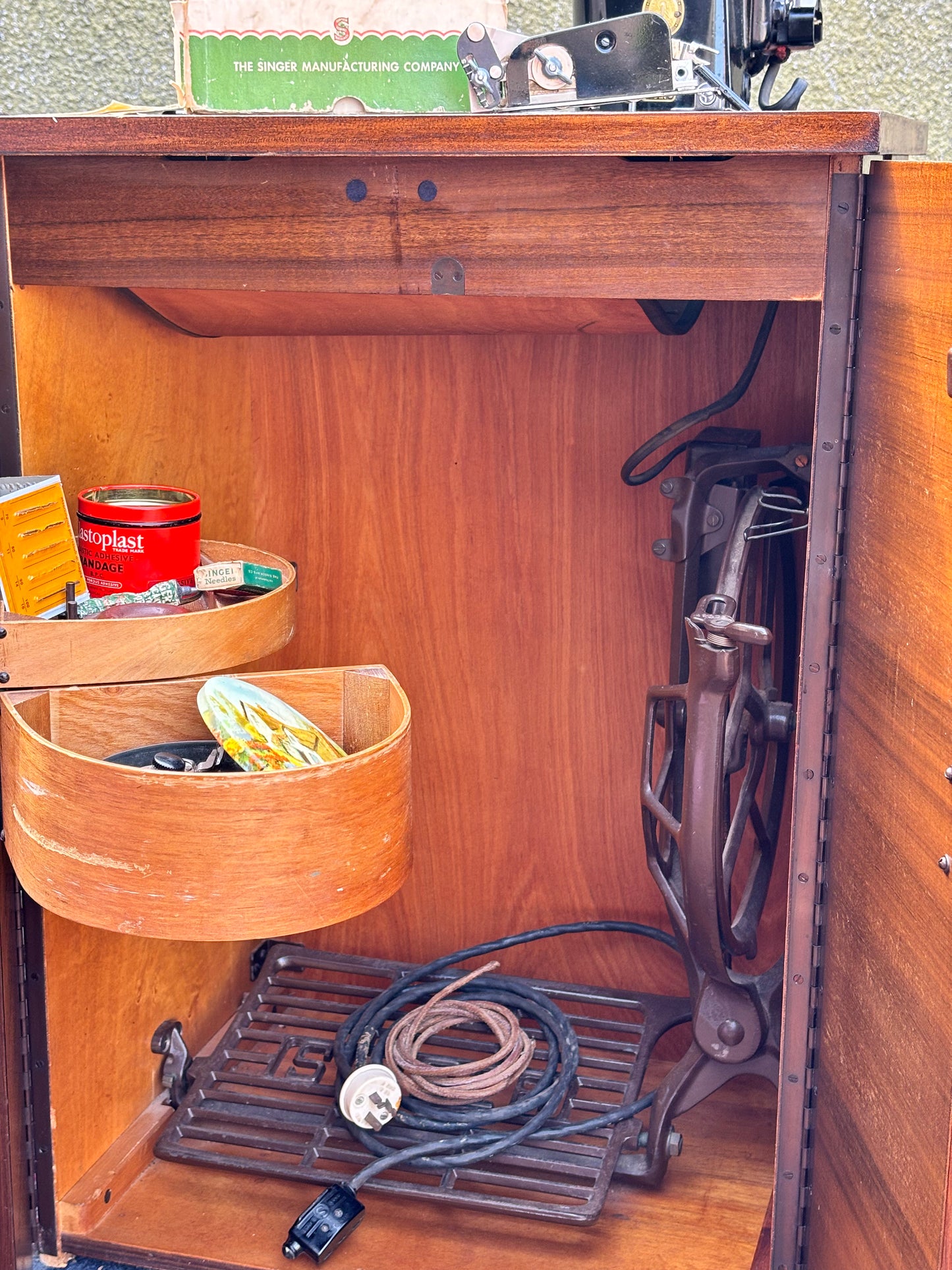 Vintage Singer Sewing Machine with Cabinet, 1954