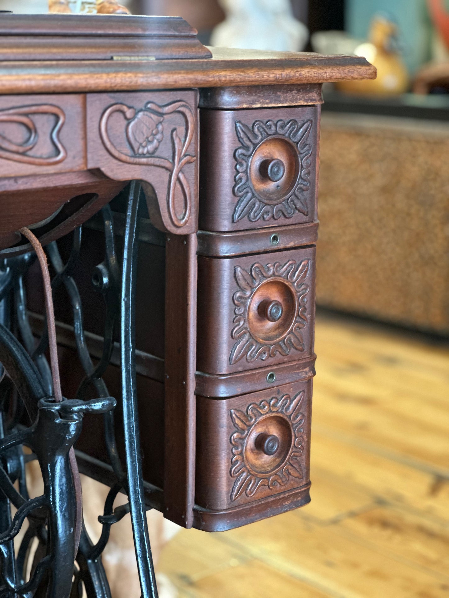 Antique 1906 Singer Treadle Sewing Machine Cabinet | 6-Drawer Embossed Oak Parlour Table in Fully Serviced Working Condition!