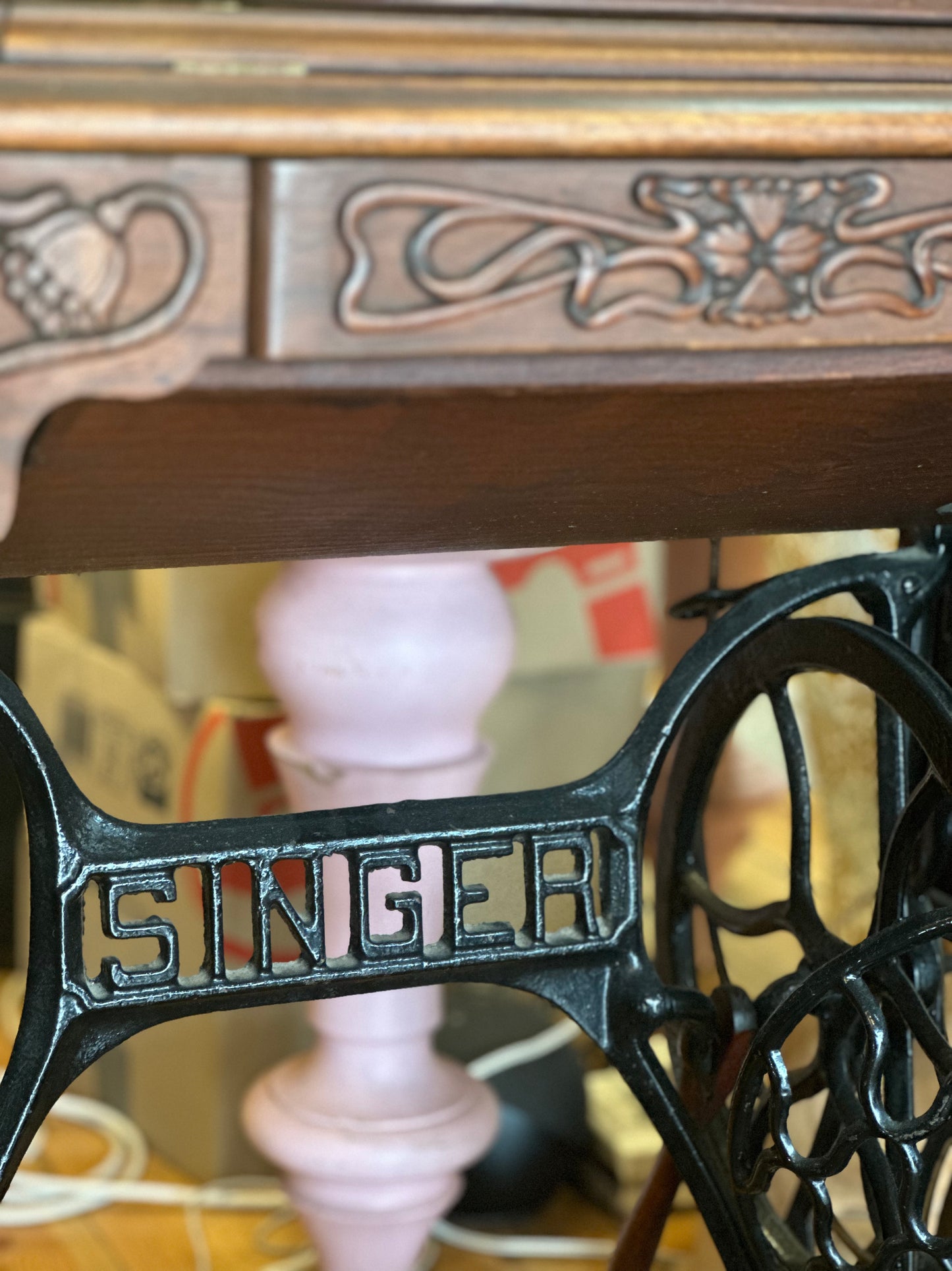 Antique 1906 Singer Treadle Sewing Machine Cabinet | 6-Drawer Embossed Oak Parlour Table in Fully Serviced Working Condition!