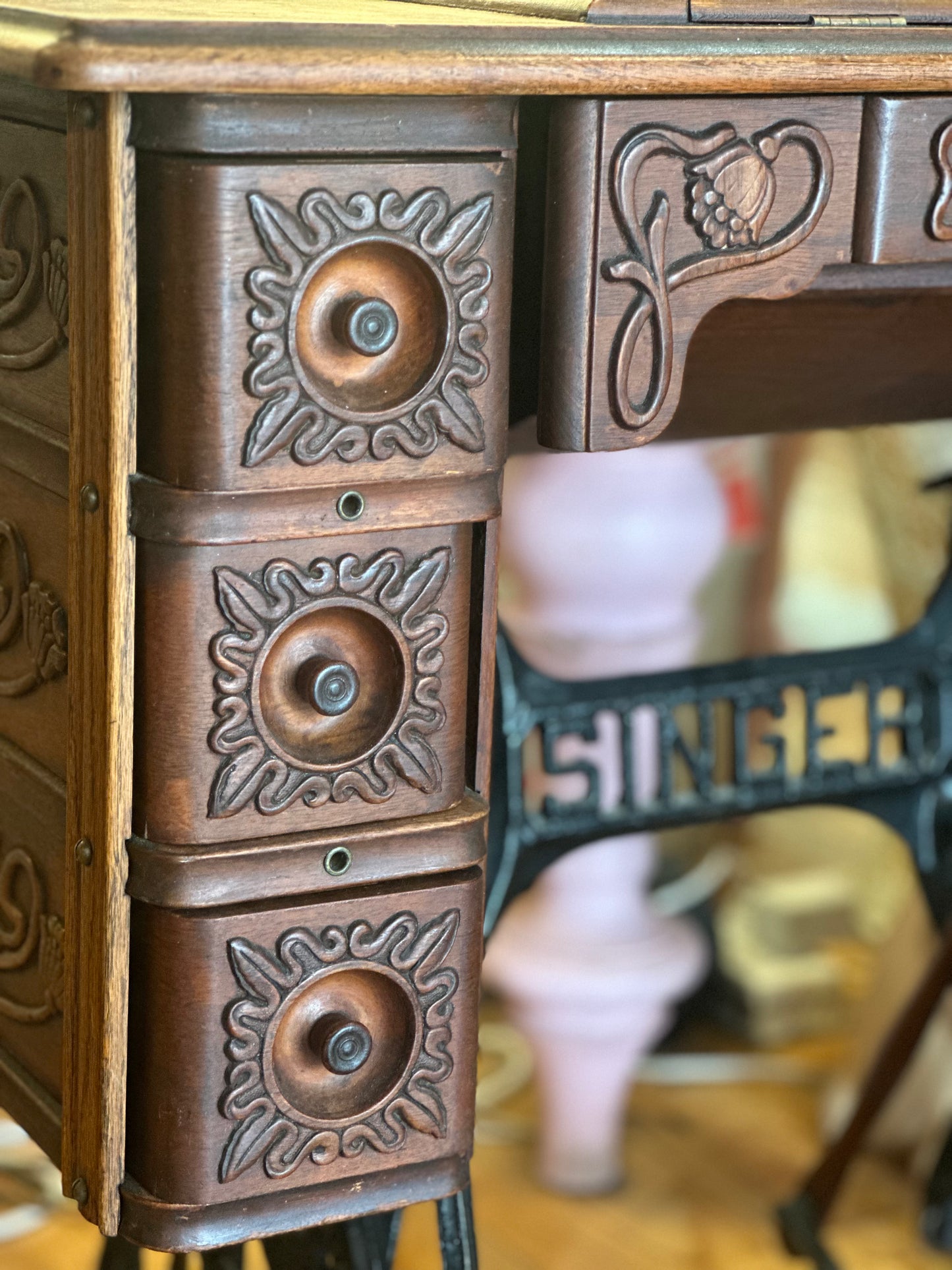 Antique 1906 Singer Treadle Sewing Machine Cabinet | 6-Drawer Embossed Oak Parlour Table in Fully Serviced Working Condition!