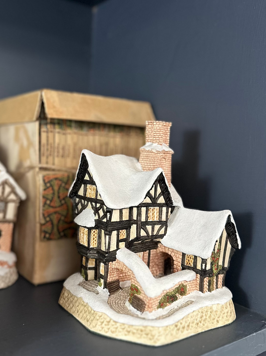 Vintage 1990 David Winter Cottage "Mister Fezziwig's Emporium" Christmas Collectible