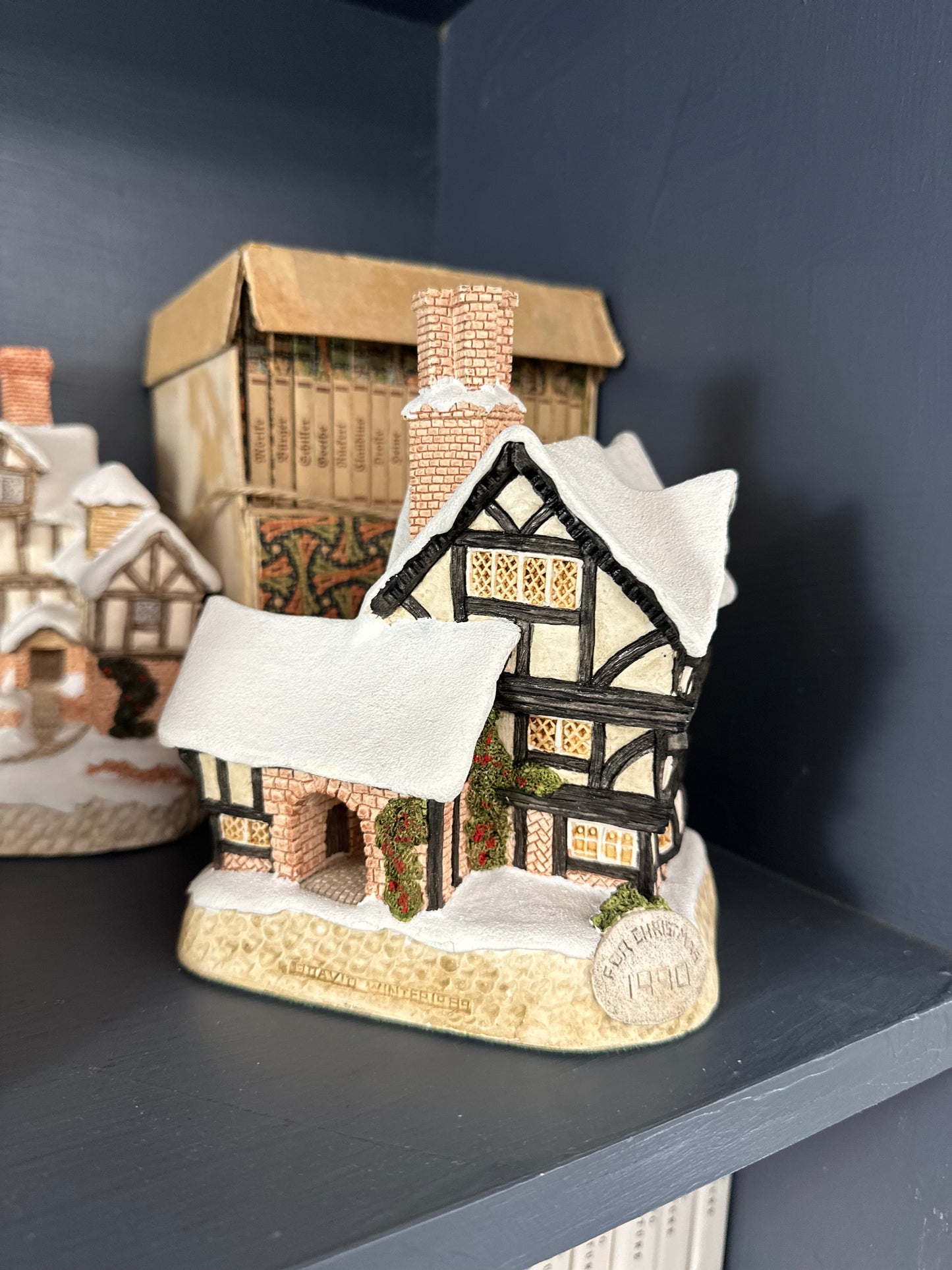 Vintage 1990 David Winter Cottage "Mister Fezziwig's Emporium" Christmas Collectible