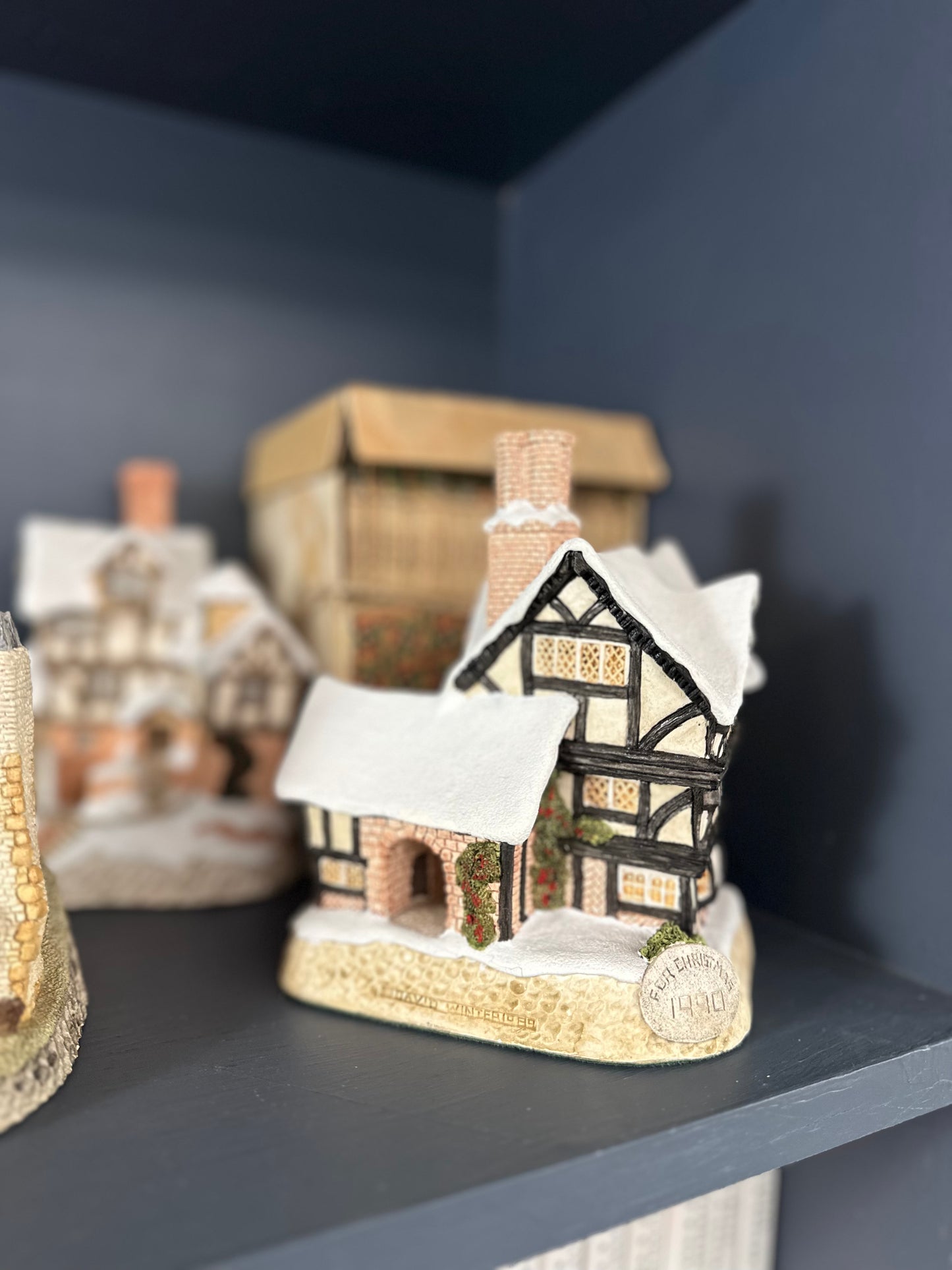 Vintage 1990 David Winter Cottage "Mister Fezziwig's Emporium" Christmas Collectible