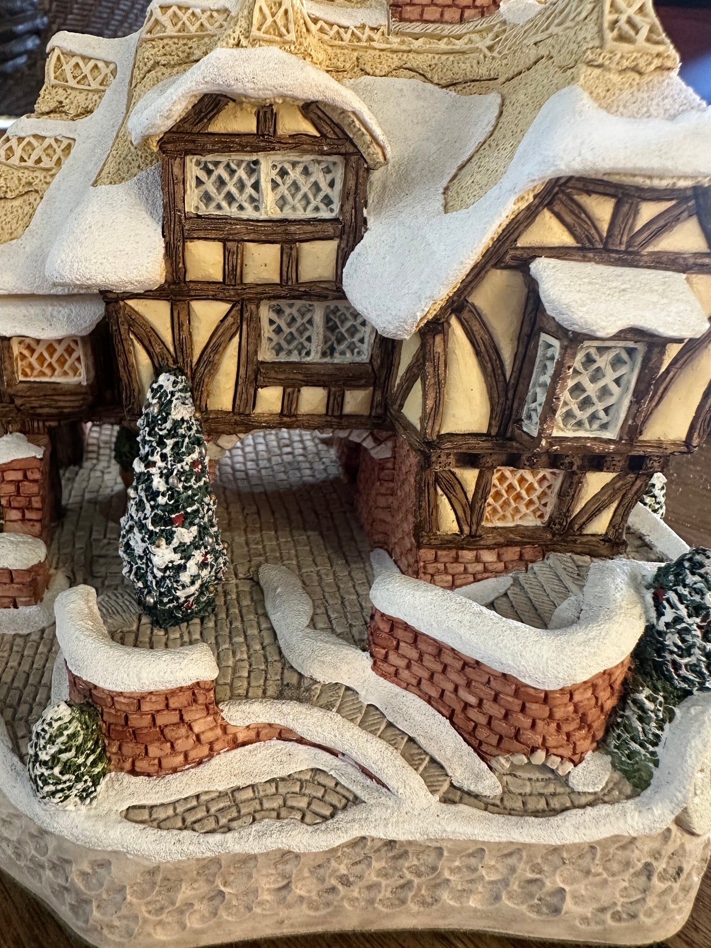 David Winter Miss Belle's Cottage 1995 Christmas Special Edition - Vintage British Miniature Sculpture John Hine Studios