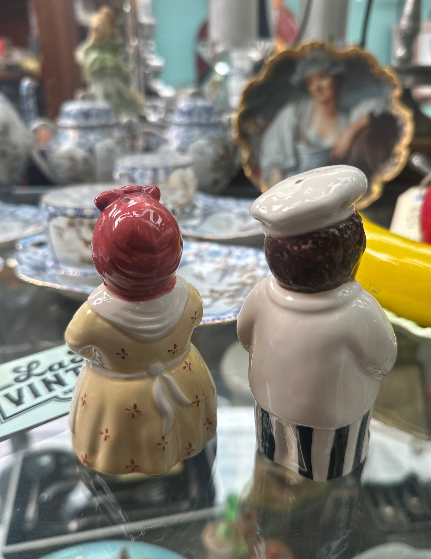Retro style Chef and Grandma Salt and Pepper Shaker Set - Hand-Painted Ceramic Kitchen Decor - Cute Novelty Gift