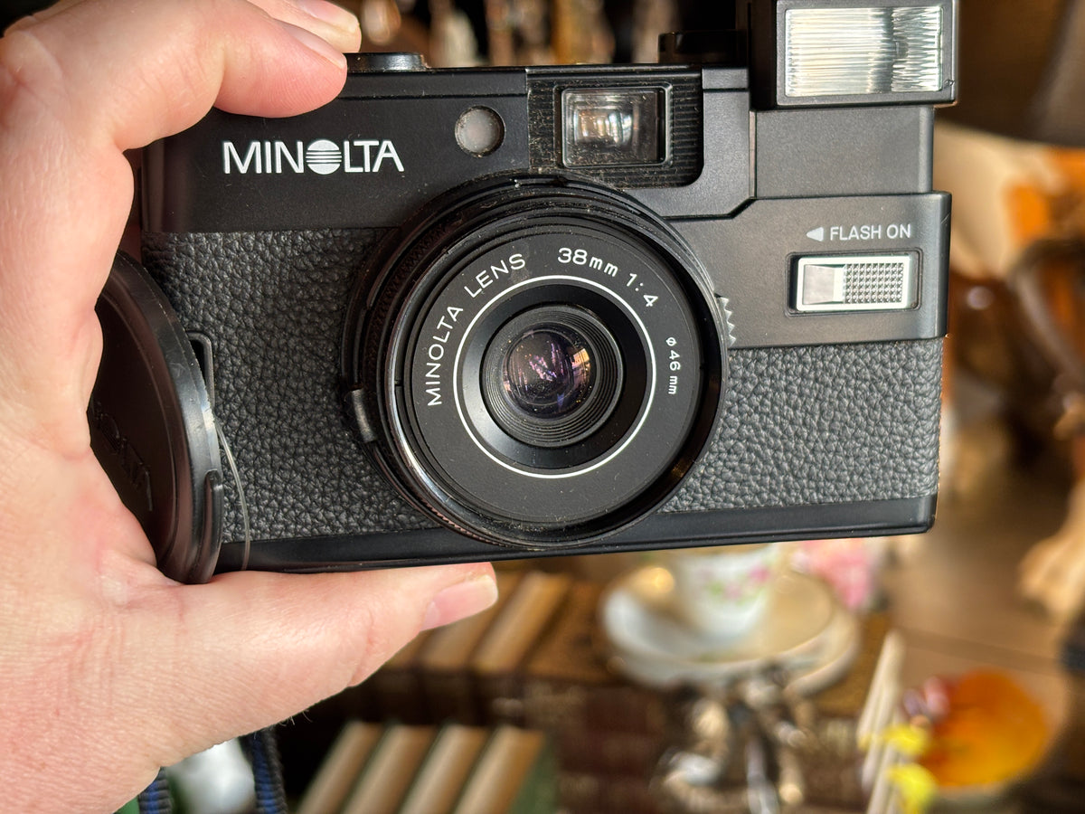 Minolta Hi-Matic GF (black) with original cap and soft case