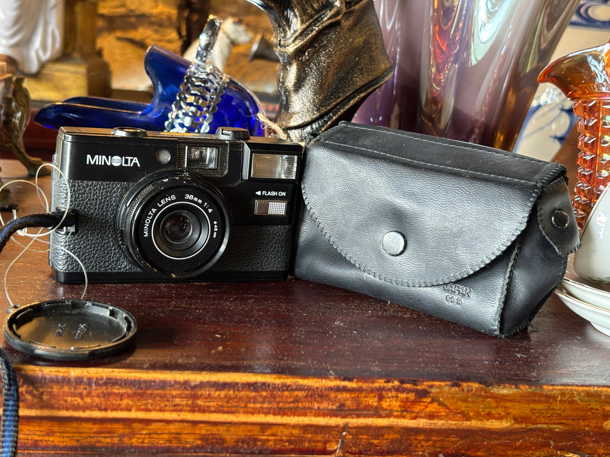 Minolta Hi-Matic GF (black) with original cap and soft case