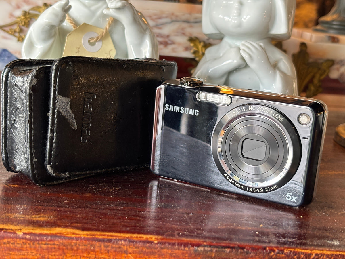 Samsung PL150 Dual-Screen Digicam with Hama Case