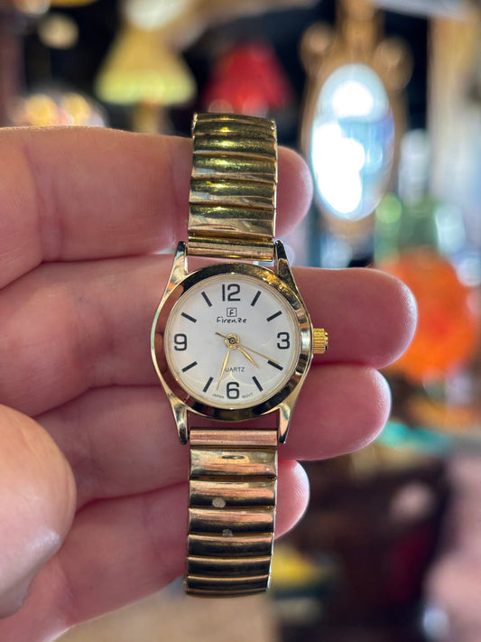 Classic Gold-Tone Ladies Quartz Watch with Expanding Bracelet – Firenze
