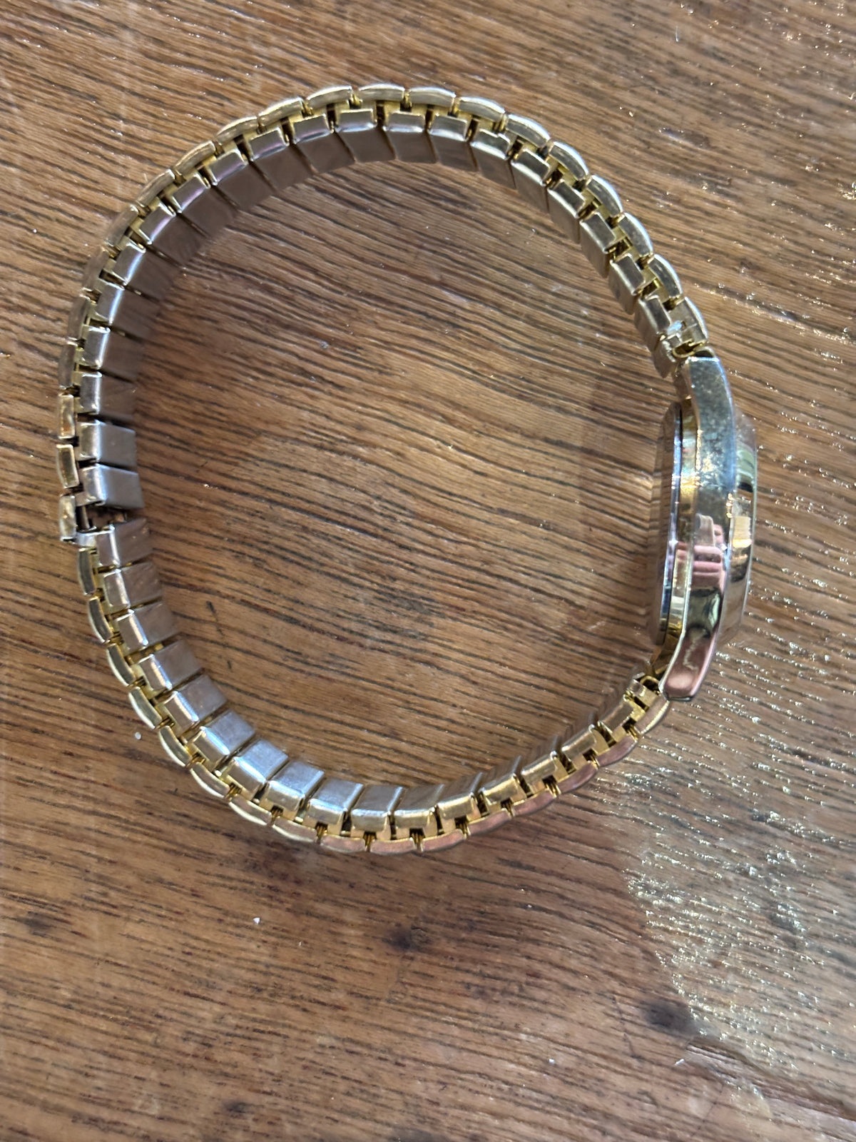 Classic Gold-Tone Ladies Quartz Watch with Expanding Bracelet – Firenze
